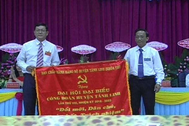 Đ/c Phạm Sơn - PBT Thường trực Huyện ủy tặng cờ cho Đại hội