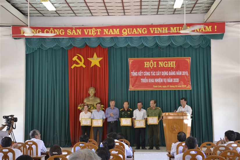 Đ/c Nguyễn Văn Quang - TUV, Bí thư Huyện ủy tặng giấy khen cho TCCSĐ đạt Trong sạch vững mạnh